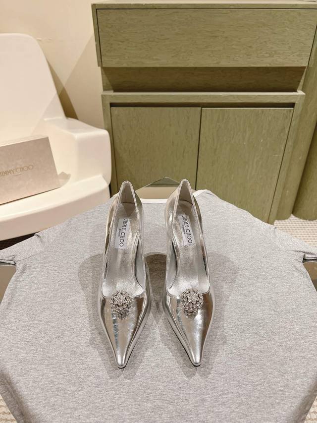 225 早春水晶钻扣尖头 Jimmy Choo 小羊皮单鞋上新 超赞周仰杰25春夏系列 重逢惊艳 优雅邂逅 碰撞之美 时尚国外博主同款街拍推荐 造型大胆别致满分