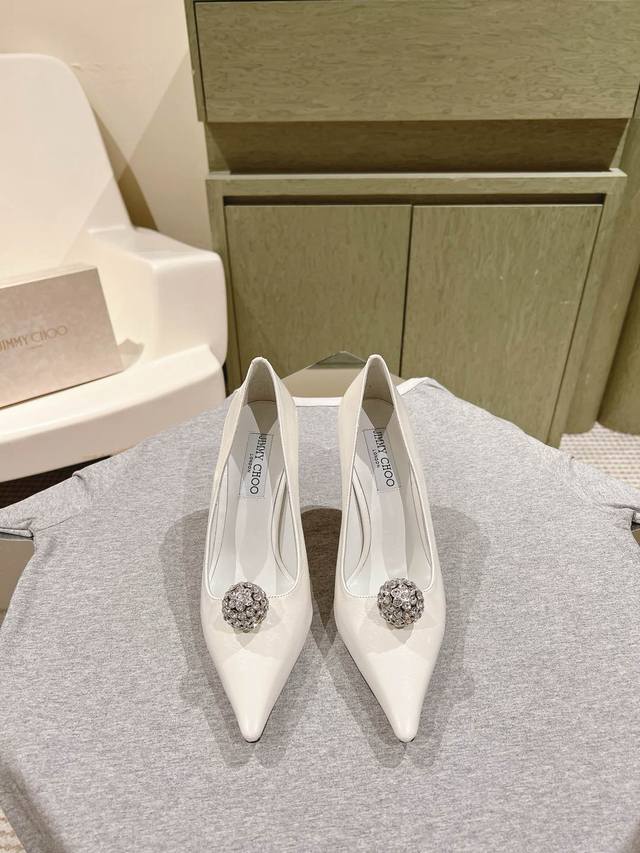 225 早春水晶钻扣尖头 Jimmy Choo 小羊皮单鞋上新 超赞周仰杰25春夏系列 重逢惊艳 优雅邂逅 碰撞之美 时尚国外博主同款街拍推荐 造型大胆别致满分