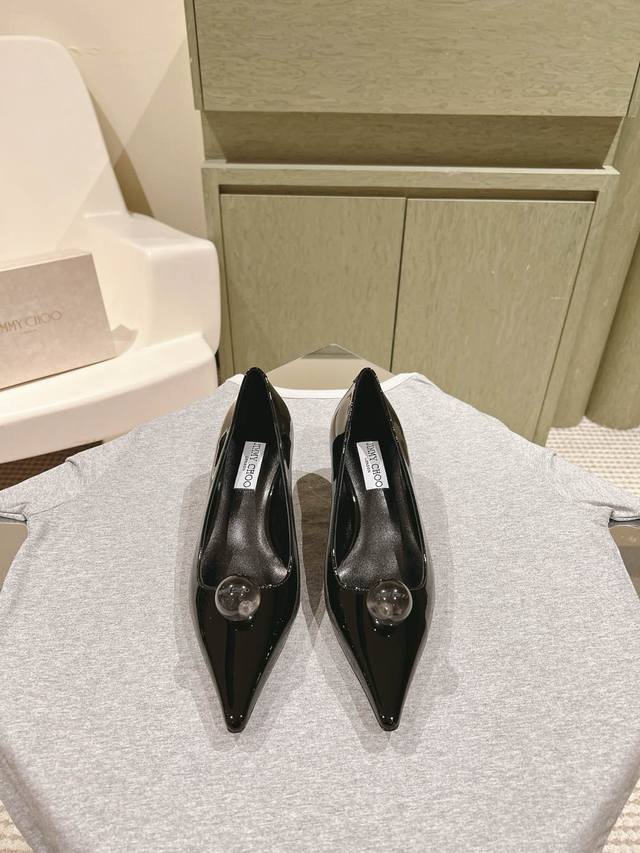 225 早春水晶钻扣尖头 Jimmy Choo 小羊皮单鞋上新 超赞周仰杰25春夏系列 重逢惊艳 优雅邂逅 碰撞之美 时尚国外博主同款街拍推荐 造型大胆别致满分