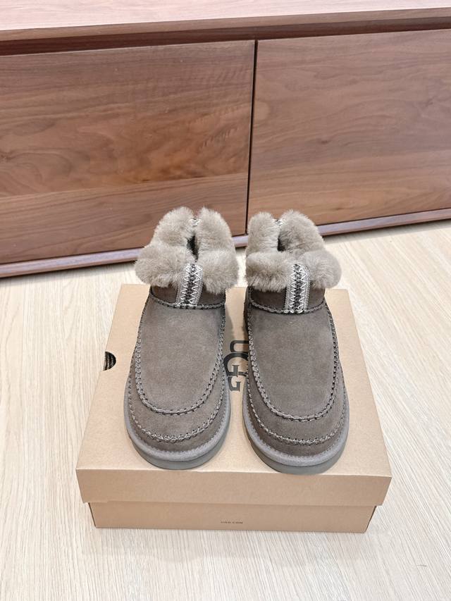 代购级 Ugg 2025Ss秋冬最新 雪地靴 年度最火Ugg厚底雪地靴剧透来了 忍不住要剧透一下，看到市场各种版本满天飞，独家定制对色开模的组合底马上就要出货了