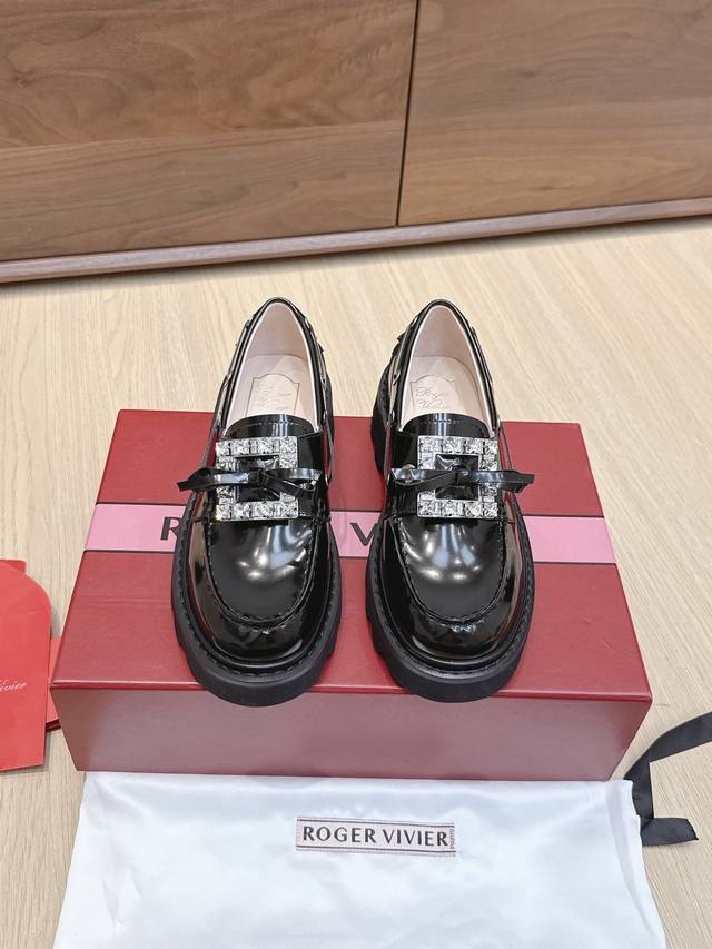 代购级 ｜ Rv新款乐福鞋 复古摩登感 设计灵感源自罗杰-维维亚的典藏设计，经典的锯齿鞋底经过重新演绎，焕发出时尚的现代气息。 尽显都市风格 本款皮革船鞋设有防