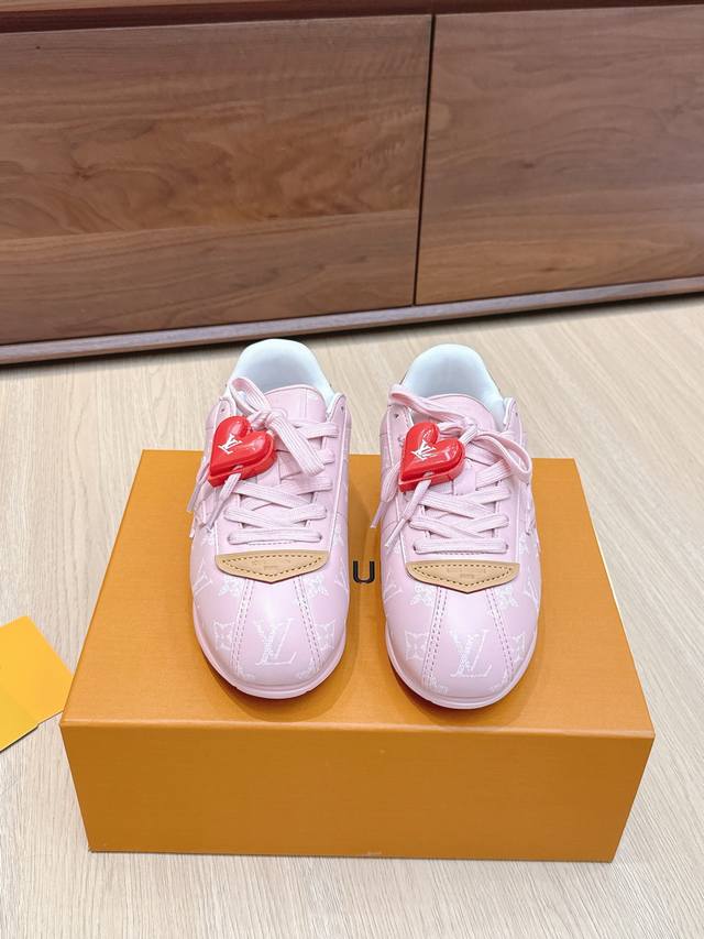 代购级 男+10 配饰+50 驴牌新款休闲运动鞋面包鞋 Pharrell 再度引爆潮流圈！鞋款以细腻的材质和简约设计为特色，迅速吸引了粉丝关注。 Butters