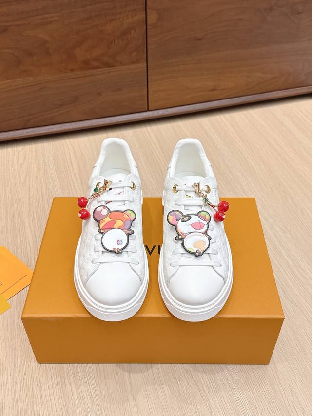 代购级 配饰60 Lv X Tm村上隆 联名款 驴牌 L家 Time Out 系列 压花 浮雕 吊坠 休闲 小白鞋 运动鞋 原版购入开发 做货 本款 Time