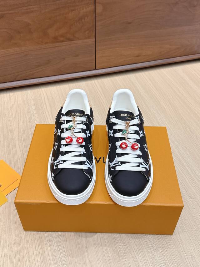 代购级 配饰60 Lv X Tm村上隆 联名款 驴牌 L家 Time Out 系列 压花 浮雕 吊坠 休闲 小白鞋 运动鞋 原版购入开发 做货 本款 Time