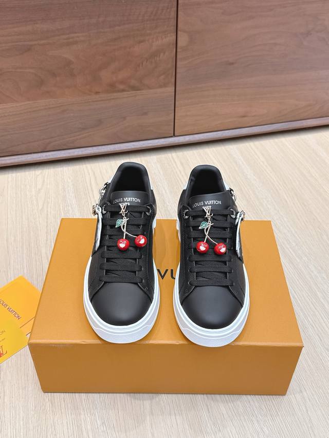 代购级 配饰60 Lv X Tm村上隆 联名款 驴牌 L家 Time Out 系列 压花 浮雕 吊坠 休闲 小白鞋 运动鞋 原版购入开发 做货 本款 Time