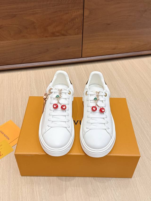 代购级 配饰60 Lv X Tm村上隆 联名款 驴牌 L家 Time Out 系列 压花 浮雕 吊坠 休闲 小白鞋 运动鞋 原版购入开发 做货 本款 Time