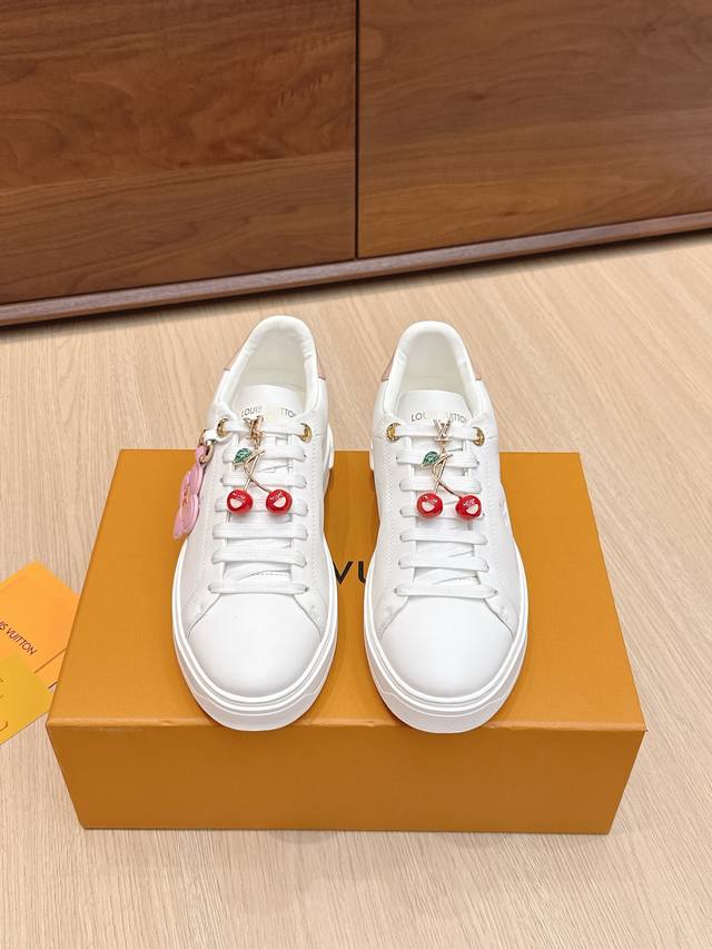 代购级 配饰60 Lv X Tm村上隆 联名款 驴牌 L家 Time Out 系列 压花 浮雕 吊坠 休闲 小白鞋 运动鞋 原版购入开发 做货 本款 Time