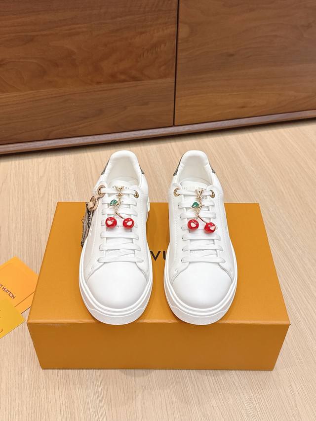 代购级 配饰60 Lv X Tm村上隆 联名款 驴牌 L家 Time Out 系列 压花 浮雕 吊坠 休闲 小白鞋 运动鞋 原版购入开发 做货 本款 Time