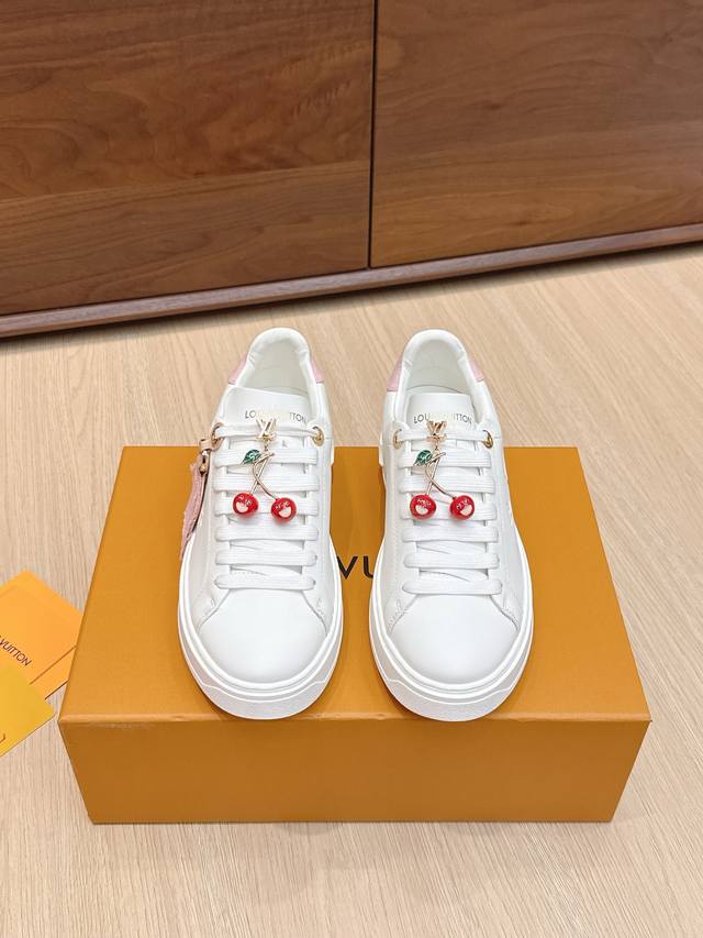 代购级 配饰60 Lv X Tm村上隆 联名款 驴牌 L家 Time Out 系列 压花 浮雕 吊坠 休闲 小白鞋 运动鞋 原版购入开发 做货 本款 Time