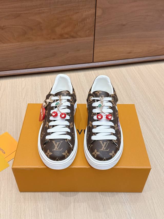 代购级 配饰60 Lv X Tm村上隆 联名款 驴牌 L家 Time Out 系列 压花 浮雕 吊坠 休闲 小白鞋 运动鞋 原版购入开发 做货 本款 Time