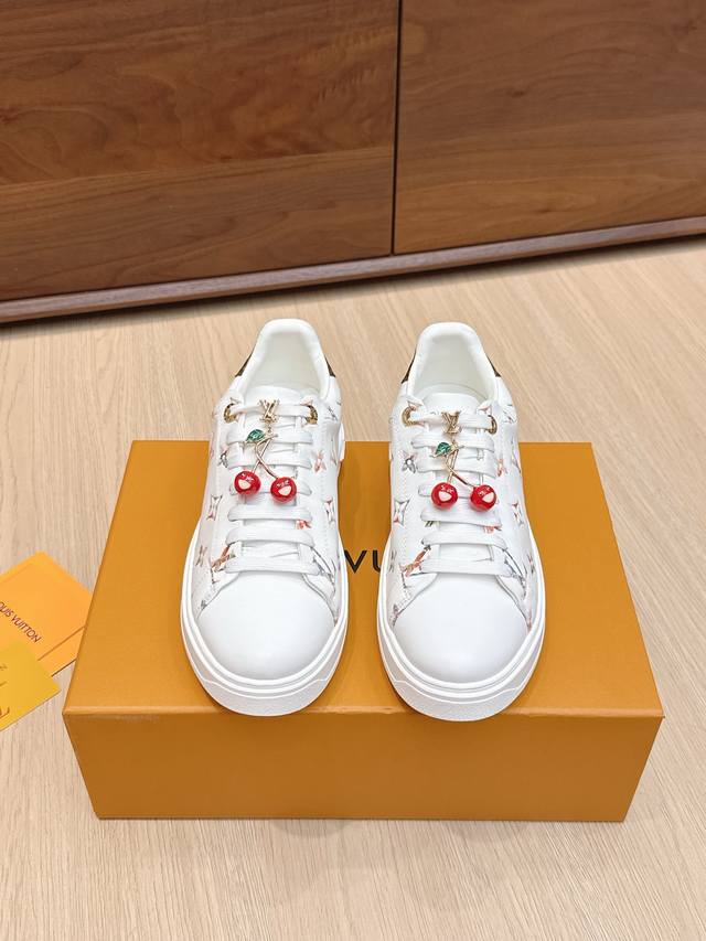 代购级 配饰60 Lv X Tm村上隆 联名款 驴牌 L家 Time Out 系列 压花 浮雕 吊坠 休闲 小白鞋 运动鞋 原版购入开发 做货 本款 Time