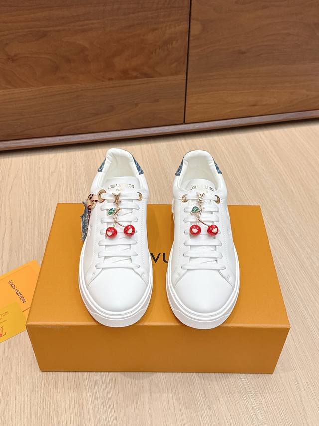 代购级 配饰60 Lv X Tm村上隆 联名款 驴牌 L家 Time Out 系列 压花 浮雕 吊坠 休闲 小白鞋 运动鞋 原版购入开发 做货 本款 Time