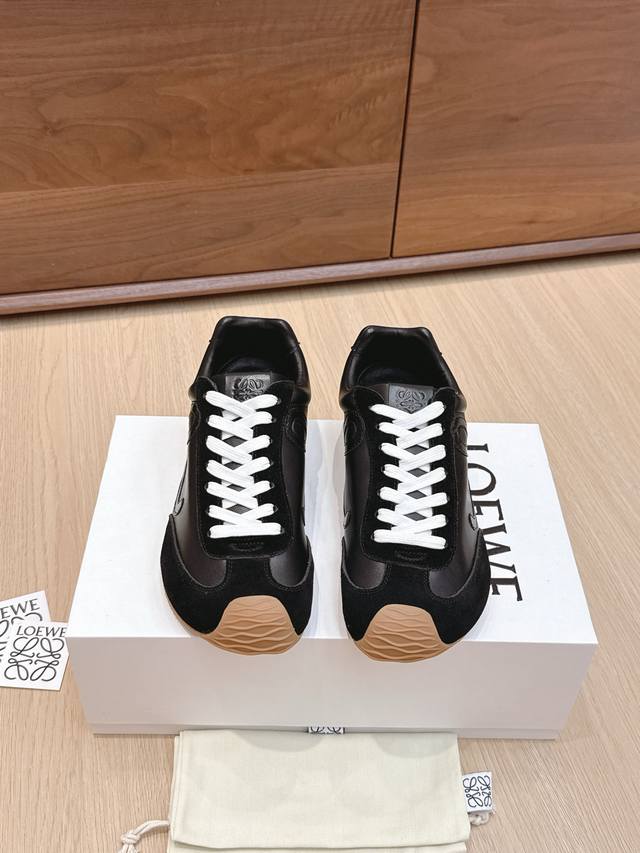 代购级 #罗意威新款大头运动鞋Ballet Runner2.0芭蕾阿甘鞋，鞋头的设计更有趣味性，脚后跟设计新颖 柔软舒适，这款阿甘鞋会被评为年度最舒适的暴走鞋