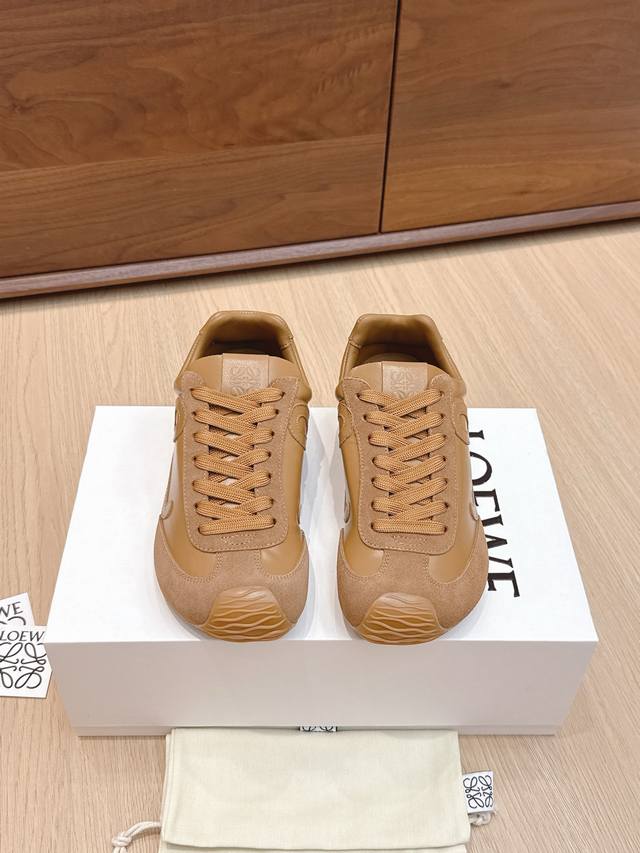 代购级 #罗意威新款大头运动鞋Ballet Runner2.0芭蕾阿甘鞋，鞋头的设计更有趣味性，脚后跟设计新颖 柔软舒适，这款阿甘鞋会被评为年度最舒适的暴走鞋