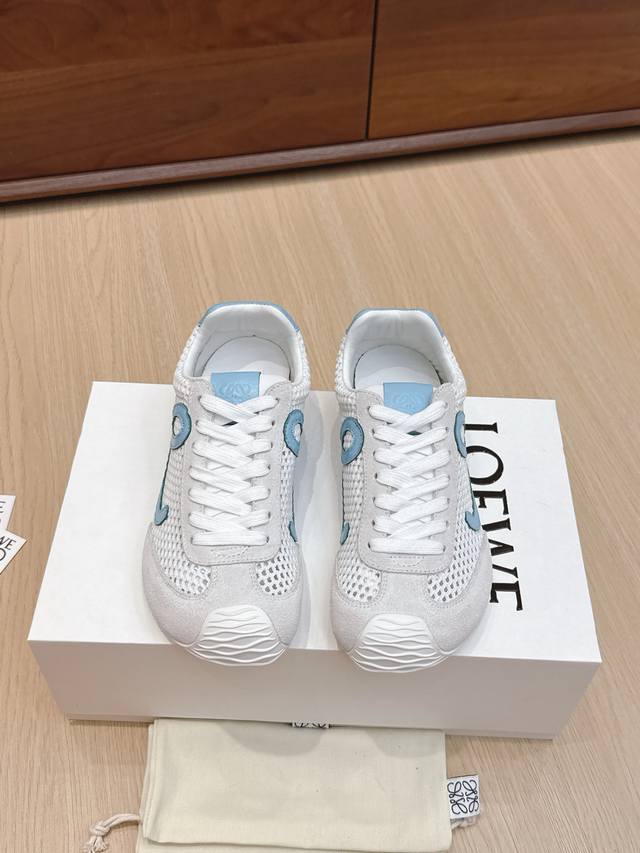 代购级 #罗意威新款大头运动鞋Ballet Runner2.0芭蕾阿甘鞋，鞋头的设计更有趣味性，脚后跟设计新颖 柔软舒适，这款阿甘鞋会被评为年度最舒适的暴走鞋