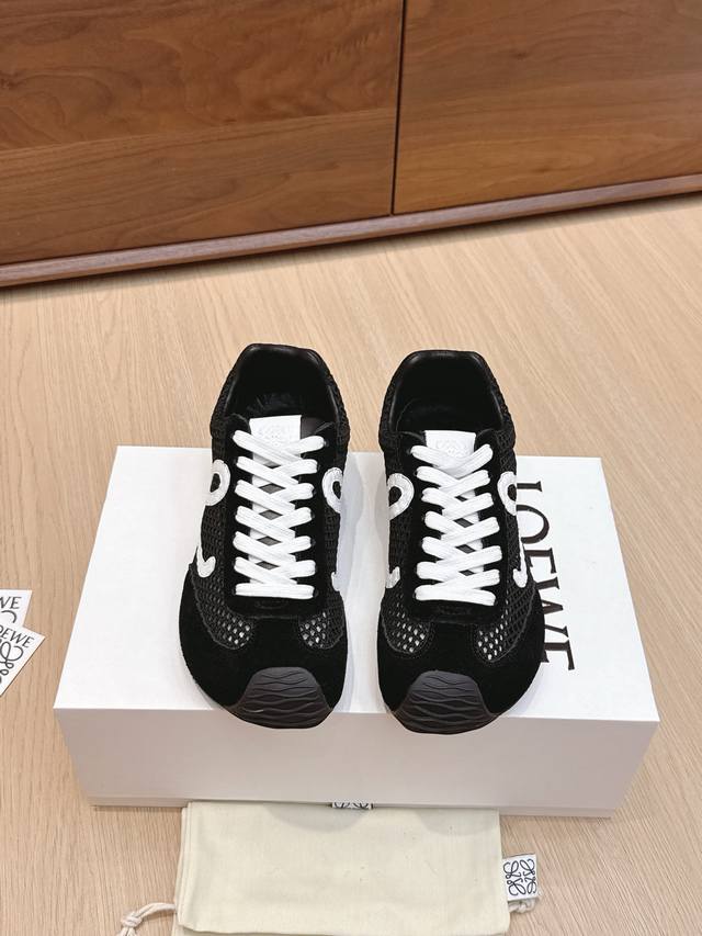 代购级 #罗意威新款大头运动鞋Ballet Runner2.0芭蕾阿甘鞋，鞋头的设计更有趣味性，脚后跟设计新颖 柔软舒适，这款阿甘鞋会被评为年度最舒适的暴走鞋