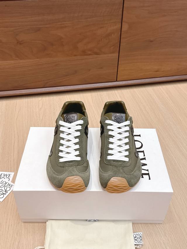 代购级 #罗意威新款大头运动鞋Ballet Runner2.0芭蕾阿甘鞋，鞋头的设计更有趣味性，脚后跟设计新颖 柔软舒适，这款阿甘鞋会被评为年度最舒适的暴走鞋