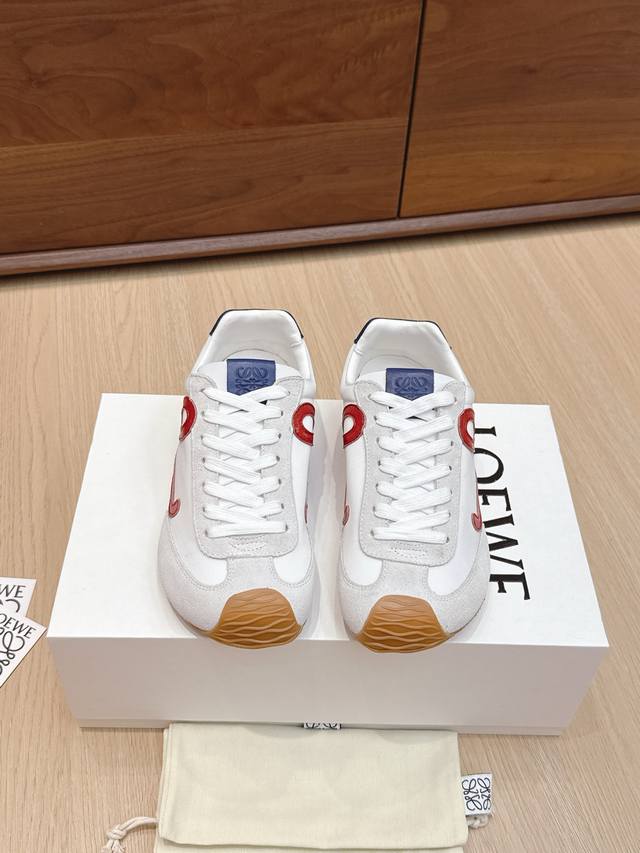 代购级 #罗意威新款大头运动鞋Ballet Runner2.0芭蕾阿甘鞋，鞋头的设计更有趣味性，脚后跟设计新颖 柔软舒适，这款阿甘鞋会被评为年度最舒适的暴走鞋