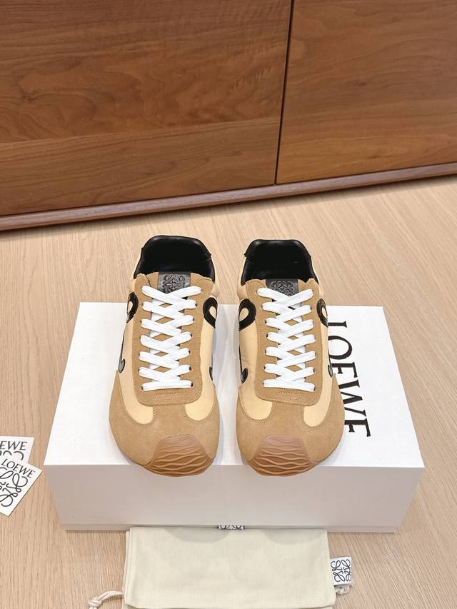 代购级 #罗意威新款大头运动鞋Ballet Runner2.0芭蕾阿甘鞋，鞋头的设计更有趣味性，脚后跟设计新颖 柔软舒适，这款阿甘鞋会被评为年度最舒适的暴走鞋