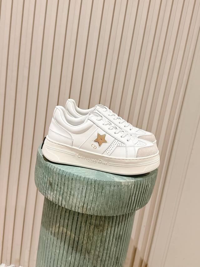 C016-1代购级别Dior迪奥新款松糕鞋厚底休闲鞋 这款Dior Star运动鞋延续经久不衰的轮廓，采用牛皮革精心制作，所以上脚会特别的舒服哦 饰以同色调绒面