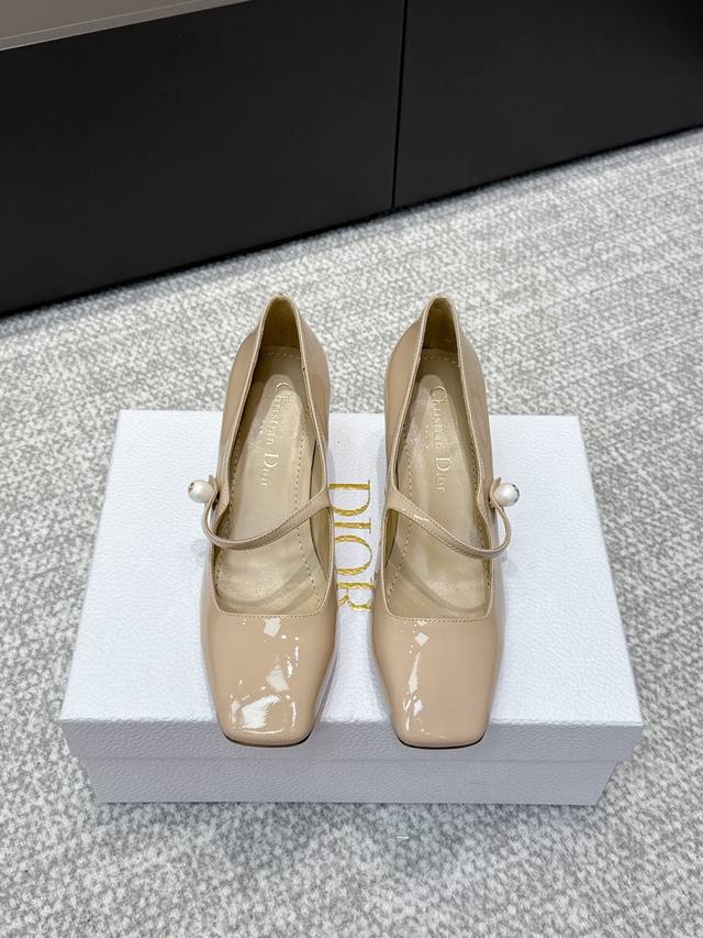 东莞代购级 官网同步飞机盒包装 Dior 迪奥 25Ss 秋冬最新时装秀高定系列 Miss Dior 粗跟方头玛丽珍芭蕾舞女鞋 Cd字母Logo五金珐琅方扣低跟