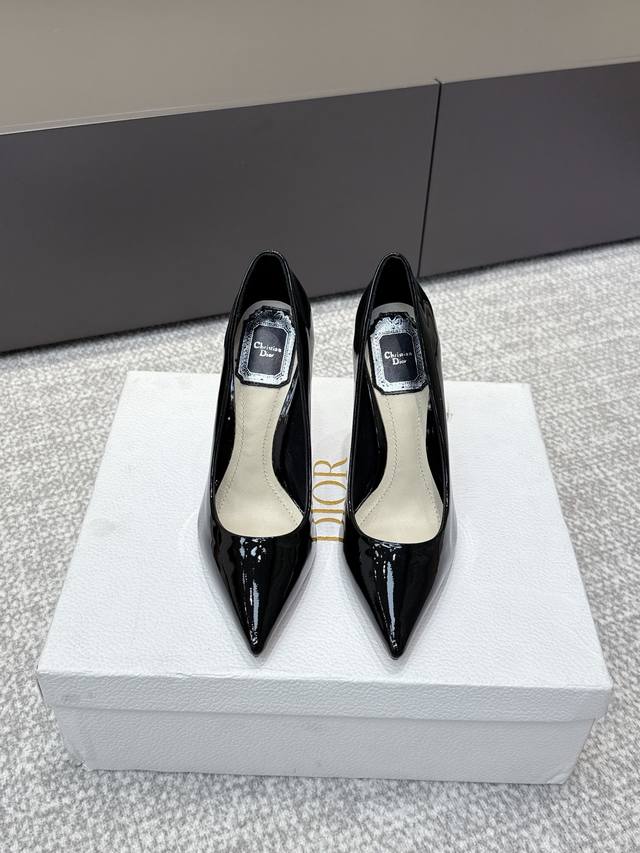 代购级 Dio*25S新款走秀经典高跟鞋 上脚的脚感简直绝了！超级无敌舒适！垫脚分层凸起设计，更符合人体工学！走路更舒适！鞋面采用魔术贴刺绣工艺，精美又时髦！简