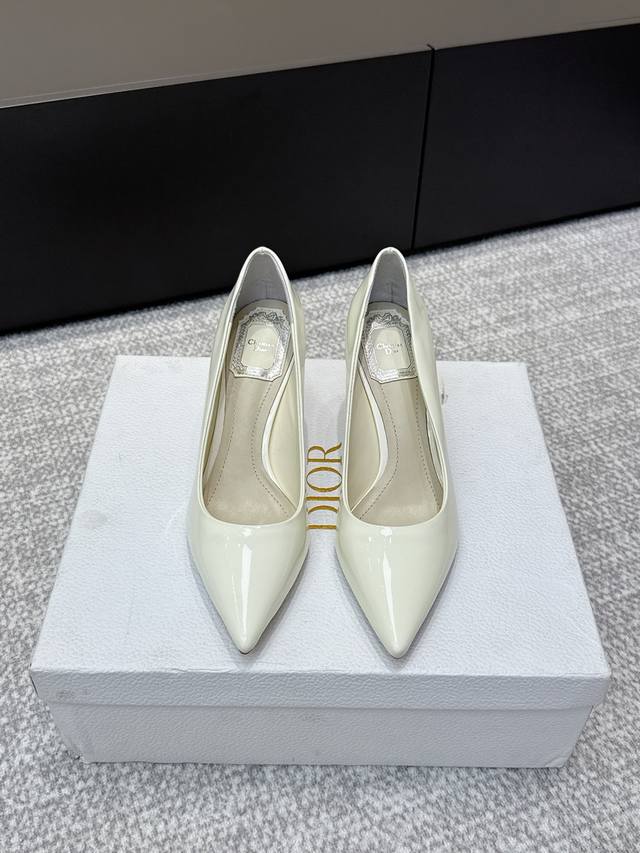 代购级 Dio*25S新款走秀经典高跟鞋 上脚的脚感简直绝了！超级无敌舒适！垫脚分层凸起设计，更符合人体工学！走路更舒适！鞋面采用魔术贴刺绣工艺，精美又时髦！简