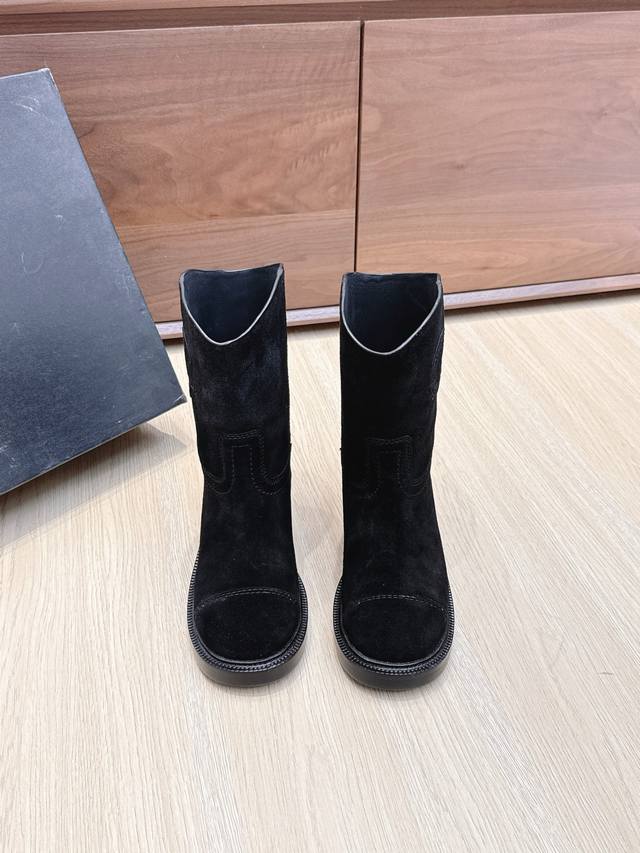 代购级 Chanel 香奈儿*秋冬新款 这款骑士靴真的是帅气时尚的代表，靴筒口双C电绣Logo 低调不失奢华！ 简约时尚个性又大气！自然流畅的美感，有种惊艳了时