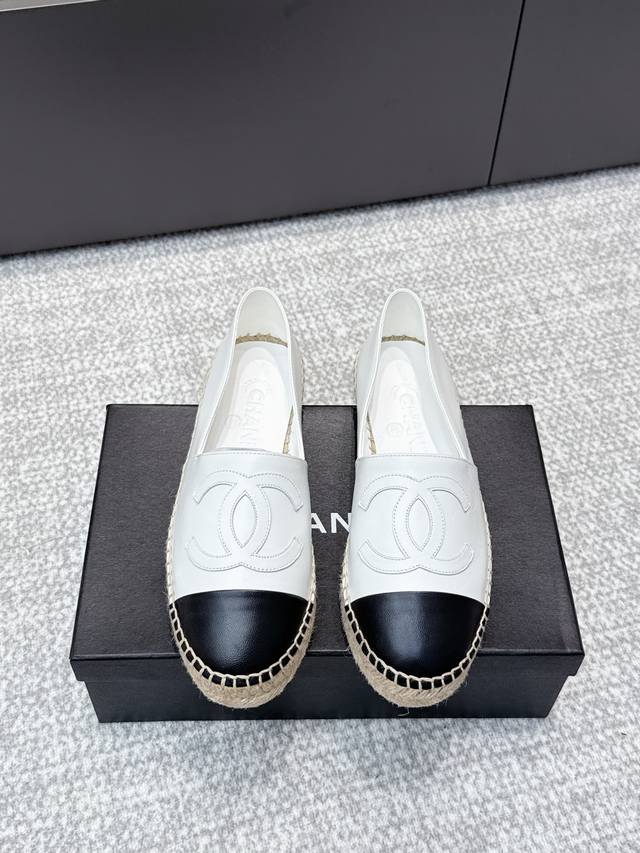 代购级 香奈儿经典渔夫鞋 史上最好穿的懒人鞋～每年都会出新颜色 ～年年穿不腻～年年永不会过时～通勤逛街都非常Ok 定制进口头层羊皮 布料麻棉面！柔软羊皮内里 麻