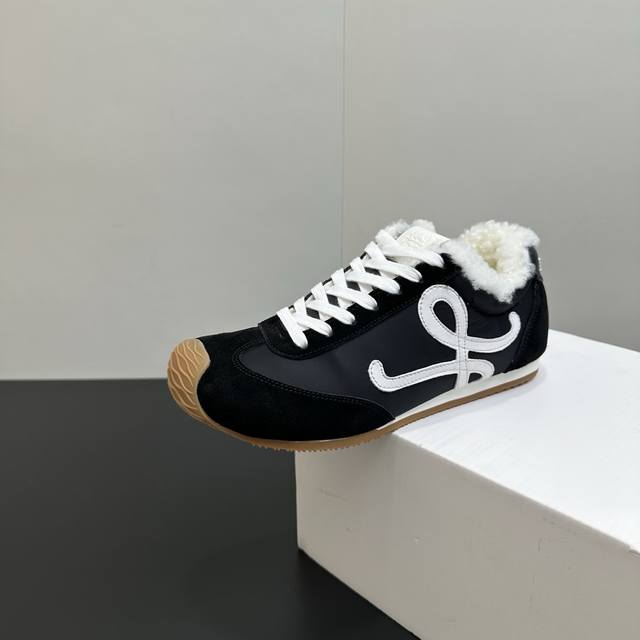 男+10 Loewe罗意威秋冬最新情侣款毛毛鞋 德训鞋 运动鞋 小红书好物分享 看着就很暖和 实在是太美太好穿太舒服太百搭啦 鞋子很轻便，逛街暴走零压力，配裙子