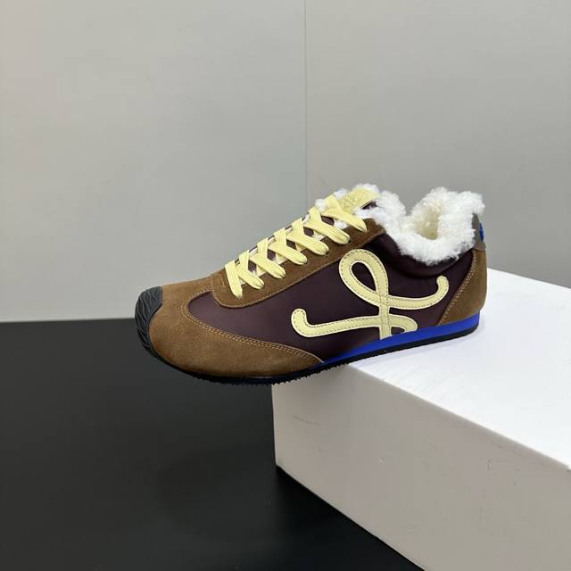 男+10 Loewe罗意威秋冬最新情侣款毛毛鞋 德训鞋 运动鞋 小红书好物分享 看着就很暖和 实在是太美太好穿太舒服太百搭啦 鞋子很轻便，逛街暴走零压力，配裙子