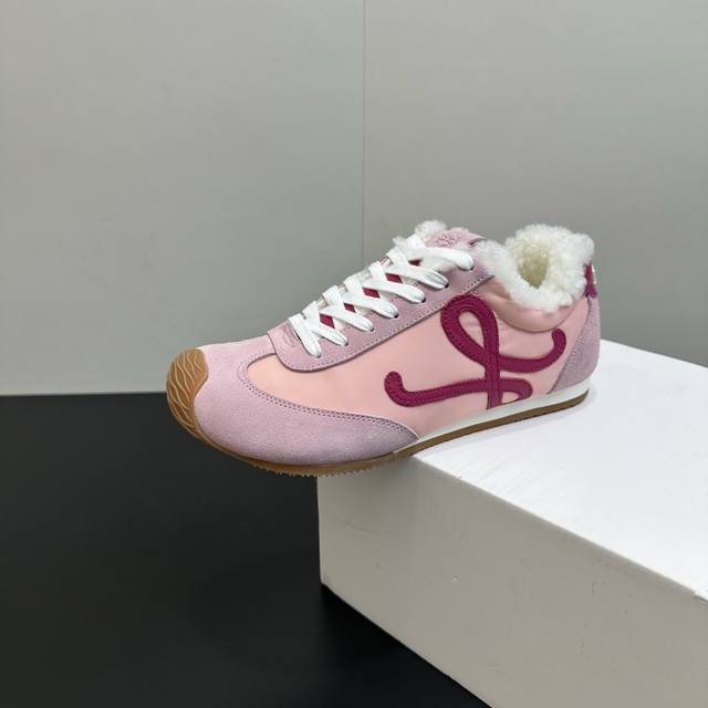 男+10 Loewe罗意威秋冬最新情侣款毛毛鞋 德训鞋 运动鞋 小红书好物分享 看着就很暖和 实在是太美太好穿太舒服太百搭啦 鞋子很轻便，逛街暴走零压力，配裙子