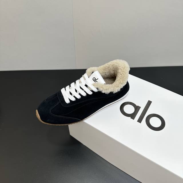 Alo 25Ss新品 休闲运动鞋 德训鞋 羊毛里 上脚超级百搭 而且超级舒适 上脚一点都不沉重 非常轻便 套上袜套搭配更好看 上脚增高显腿细 面料原版牛京 内里