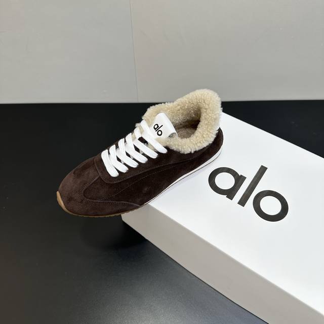 Alo 25Ss新品 休闲运动鞋 德训鞋 羊毛里 上脚超级百搭 而且超级舒适 上脚一点都不沉重 非常轻便 套上袜套搭配更好看 上脚增高显腿细 面料原版牛京 内里