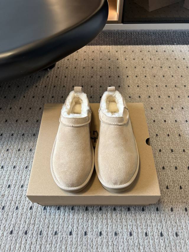 Ug*秋季经典超迷你雪地靴 低帮的茸茸的鞋领软乎乎的，贴脚脖子舒服厚底设计穿上显高显腿长，这款Ugg懒人毛毛鞋圆头造型很可爱，平时配裤子，裙子都可以最关键是“懒