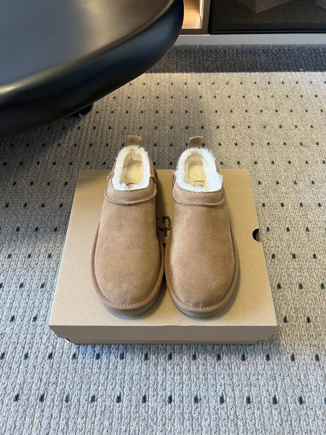 Ug*秋季经典超迷你雪地靴 低帮的茸茸的鞋领软乎乎的，贴脚脖子舒服厚底设计穿上显高显腿长，这款Ugg懒人毛毛鞋圆头造型很可爱，平时配裤子，裙子都可以最关键是“懒