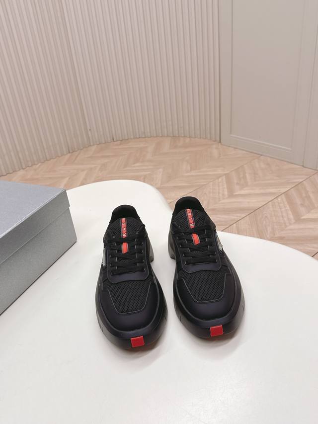 情侣款 Prada普拉达 小白鞋休闲运动鞋系列 经典升级 这款运动鞋延续经久不衰的轮廓 。采用牛皮革精心制作， 提升格调。款式轻盈，搭配三角扣标志 四季皆宜，可