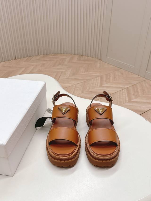 Prada 普拉达2025春夏新款凉鞋系列 罗马厚底凉鞋 最新走秀款，经典升级 舒适度与时髦度并存 每个颜色搭配都好看，设计搭配不同风格需求 鞋面：原版定制牛皮