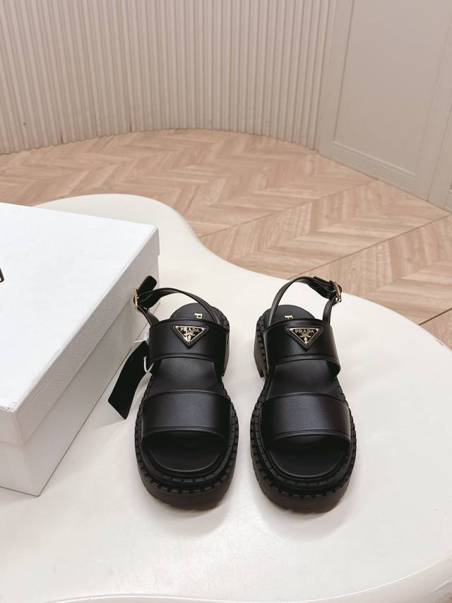 Prada 普拉达2025春夏新款凉鞋系列 罗马厚底凉鞋 最新走秀款，经典升级 舒适度与时髦度并存 每个颜色搭配都好看，设计搭配不同风格需求 鞋面：原版定制牛皮