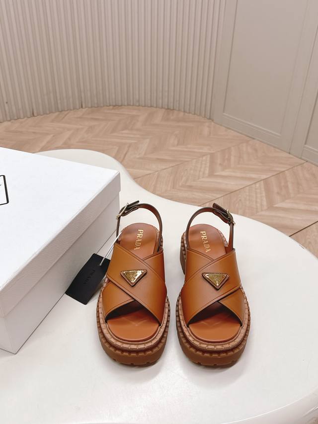 Prada 普拉达2025春夏新款凉鞋系列 罗马厚底凉鞋 最新走秀款，经典升级 舒适度与时髦度并存 每个颜色搭配都好看，设计搭配不同风格需求 鞋面：原版定制牛皮