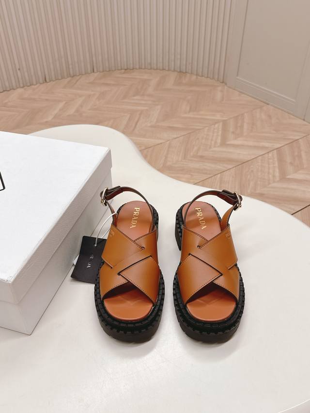 Prada 普拉达2025春夏新款凉鞋系列 罗马厚底凉鞋 最新走秀款，经典升级 舒适度与时髦度并存 每个颜色搭配都好看，设计搭配不同风格需求 鞋面：原版定制牛皮