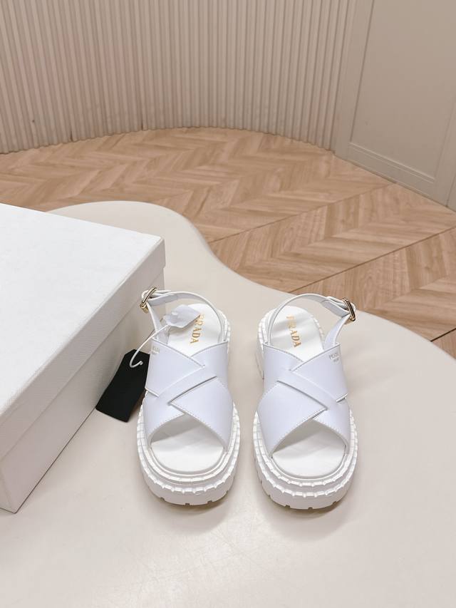 Prada 普拉达2025春夏新款凉鞋系列 罗马厚底凉鞋 最新走秀款，经典升级 舒适度与时髦度并存 每个颜色搭配都好看，设计搭配不同风格需求 鞋面：原版定制牛皮