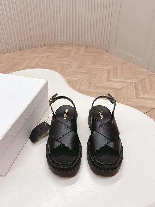 Prada 普拉达2025春夏新款凉鞋系列 罗马厚底凉鞋 最新走秀款，经典升级 舒适度与时髦度并存 每个颜色搭配都好看，设计搭配不同风格需求 鞋面：原版定制牛皮