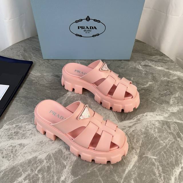 P家最新款 面：原版切割工艺橡胶鞋面 底：超轻发泡底 厚5.5Cm 标志性三角标，原版包装 Size ：35-41