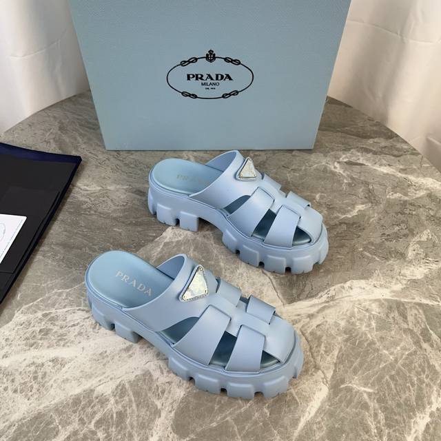 P家最新款 面：原版切割工艺橡胶鞋面 底：超轻发泡底 厚5.5Cm 标志性三角标，原版包装 Size ：35-41