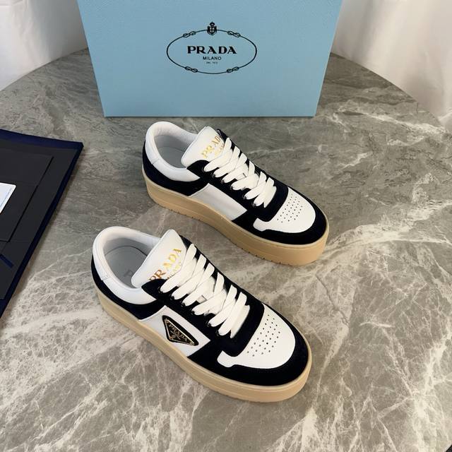 P家最新款 面：进口定制头层牛皮+反毛皮 里：超软混种羊皮 底：原版开模超轻发泡工艺大底 厚4.5Cm 标志性三角标，原版包装 Size:35-41