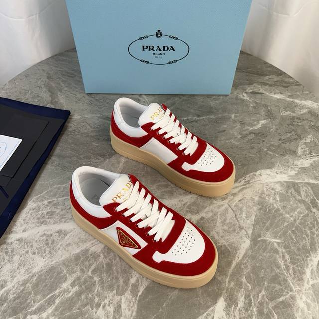 P家最新款 面：进口定制头层牛皮+反毛皮 里：超软混种羊皮 底：原版开模超轻发泡工艺大底 厚4.5Cm 标志性三角标，原版包装 Size:35-41