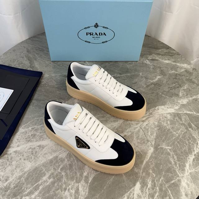 P家最新款 面：进口定制头层牛皮+反毛皮 里：超软混种羊皮 底：原版开模超轻发泡工艺大底 厚4.5Cm 标志性三角标，原版包装 Size:35-41