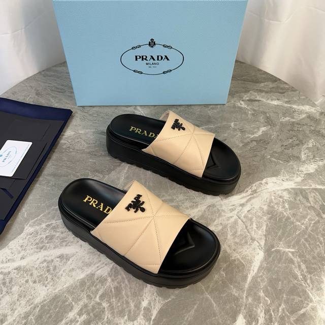 P家最新款 面：进口羊皮 里：超软混种羊皮 底：超软发泡大底 底厚4.5Cm、底台1Cm 原版包装 Size:35-41