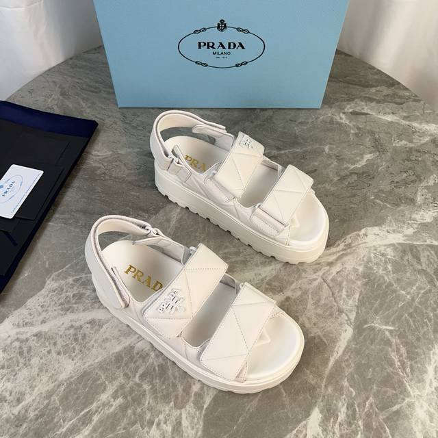 P家最新款 面：进口羊皮 里：超软混种羊皮 底：超软发泡大底 底厚4.5Cm、底台1Cm 原版包装 Size:35-41